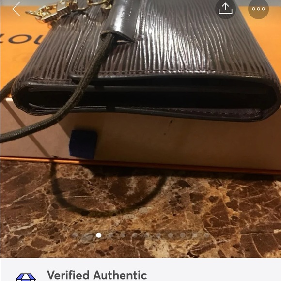 SOLDAuthentic Louis Vuitton Epi Wallet - Picture 3 of 12